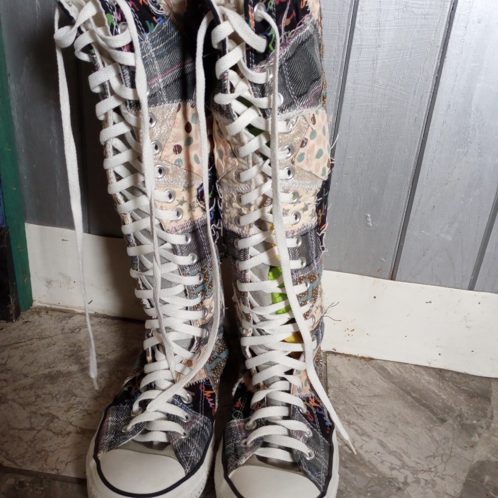 Women's sz 7 zip up converse chucks